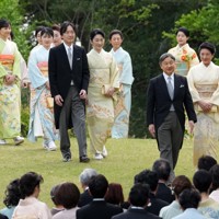 春の園遊会に臨まれる天皇、皇后両陛下と皇族方＝東京都港区の赤坂御苑で2025年4月22日午後1時50分（代表撮影）