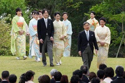 春の園遊会に臨まれる天皇、皇后両陛下と皇族方＝東京都港区の赤坂御苑で2025年4月22日午後1時50分（代表撮影）