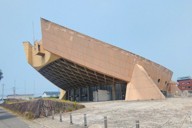 解体に着手される前の旧香川県立体育館（「船の体育館」）。本体側面を覆う縁梁に「プレストレストコンクリート造」が採用され、ダイナミックな造形が実現されている＝高松市で2025年7月4日午後1時31分、森田真潮撮影