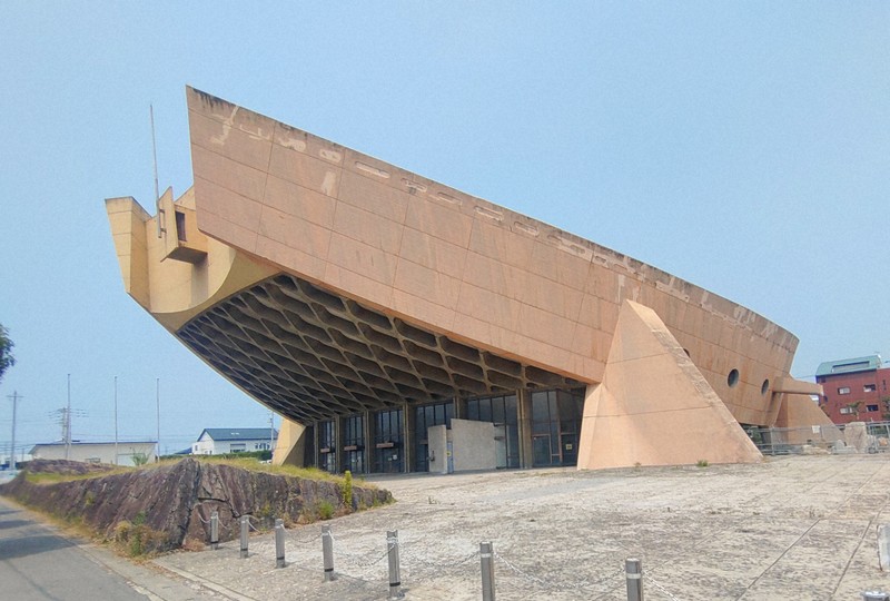 解体に着手される前の旧香川県立体育館（「船の体育館」）。本体側面を覆う縁梁に「プレストレストコンクリート造」が採用され、ダイナミックな造形が実現されている＝高松市で2025年7月4日午後1時31分、森田真潮撮影
