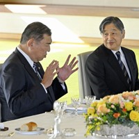 昼食会で石破茂首相（当時）と歓談される天皇陛下＝皇居・宮殿で2024年12月26日午後0時2分（代表撮影）