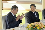 昼食会で石破茂首相（当時）と歓談される天皇陛下＝皇居・宮殿で2024年12月26日午後0時2分（代表撮影）