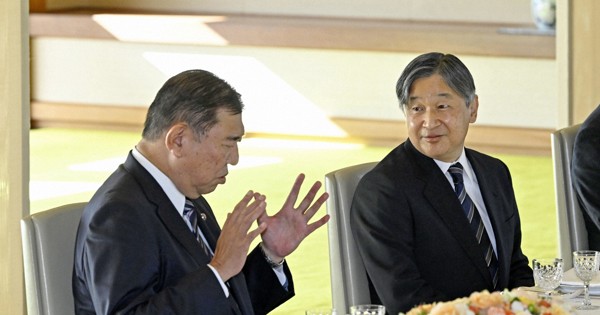 昼食会で石破茂首相（当時）と歓談される天皇陛下＝皇居・宮殿で2024年12月26日午後0時2分（代表撮影）