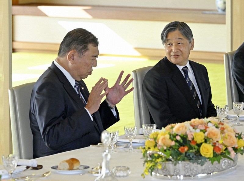 昼食会で石破茂首相（当時）と歓談される天皇陛下＝皇居・宮殿で2024年12月26日午後0時2分（代表撮影）