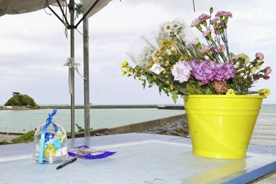 転覆事故の犠牲者を悼み、辺野古漁港に供えられた花＝4月、沖縄県名護市