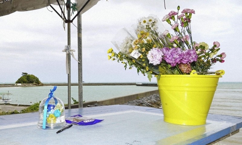 転覆事故の犠牲者を悼み、辺野古漁港に供えられた花＝4月、沖縄県名護市