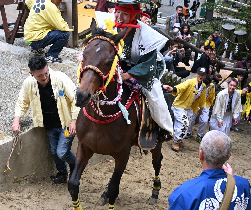 坂を駆け上がる祭馬と騎手＝桑名市の多度大社で2026年5月4日午後2時22分、石本万象撮影