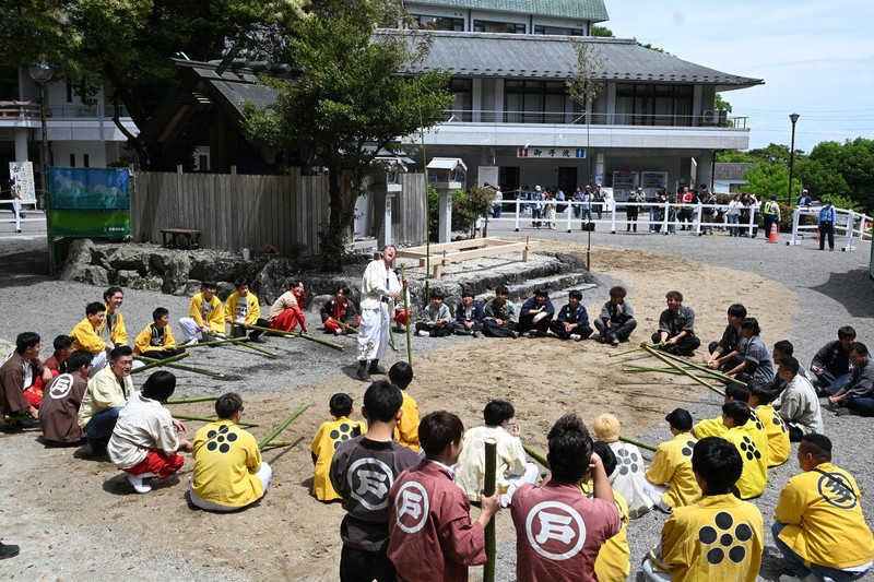 上げ馬を前に掛け声で気持ちを高める関係者たち＝桑名市の多度大社で2026年5月4日午後0時21分、石本万象撮影