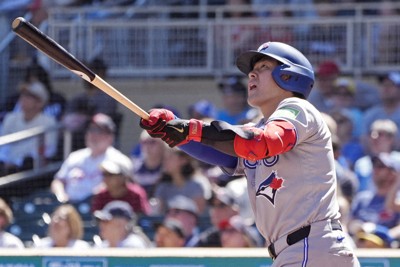 　ツインズ戦の9回、3試合連続の本塁打となる9号2ランを放つブルージェイズ・岡本＝ミネアポリス（ロイター＝共同）