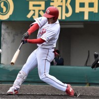 JABA京都大会準決勝のENEOS戦で五回表日本生命2死、藤原夏暉選手が左前打を放つ＝京都市のわかさスタジアム京都で2026年4月26日午後1時49分、来住哲司撮影