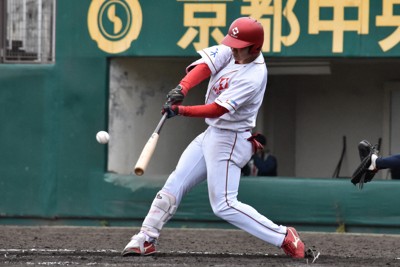 JABA京都大会準決勝のENEOS戦で五回表日本生命2死、藤原夏暉選手が左前打を放つ＝京都市のわかさスタジアム京都で2026年4月26日午後1時49分、来住哲司撮影