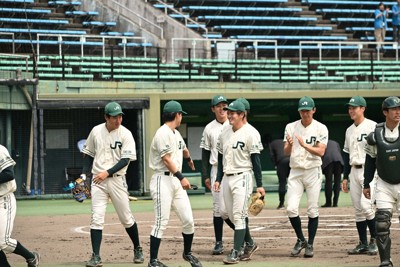 優勝して喜ぶJR東日本の選手たち＝岐阜市のぎふしん長良川球場で2026年5月4日午後1時6分、高橋広之撮影