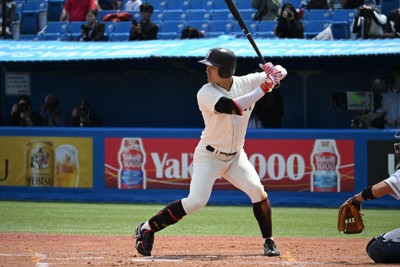 東京六大学野球の春季リーグ戦で打席に立つ早大・阿部葉太選手＝神宮球場で2026年4月18日午前10時58分、高橋広之撮影