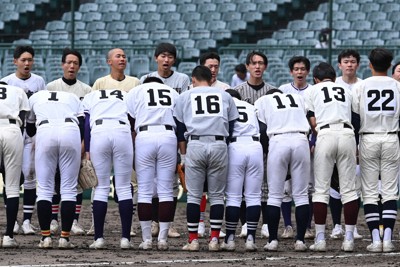 【西日本－東日本】引き分けとなり互いに一礼する両チームの選手たち＝阪神甲子園球場で2026年5月4日、渡部直樹撮影