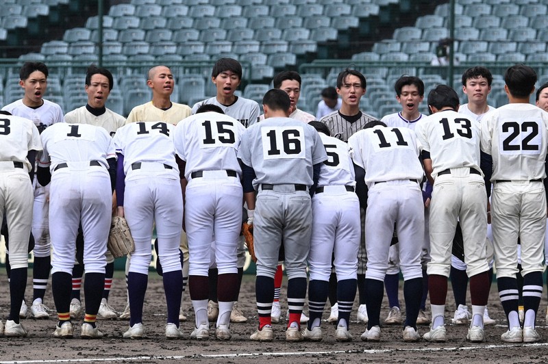 【西日本－東日本】引き分けとなり互いに一礼する両チームの選手たち＝阪神甲子園球場で2026年5月4日、渡部直樹撮影