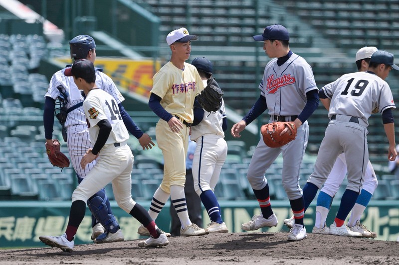 【西日本－東日本】各校それぞれのユニホームを着て守備に臨む東日本の選手たち＝阪神甲子園球場で2026年5月4日、渡部直樹撮影