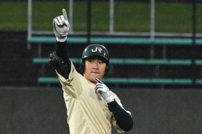 【東邦ガス－JR東日本】三回裏JR東日本2死一、二塁、菅田大介選手が走者一掃の中越え適時二塁打を放ち、塁上でポーズを取る＝岐阜市のぎふしん長良川球場で2026年5月3日、高橋広之撮影