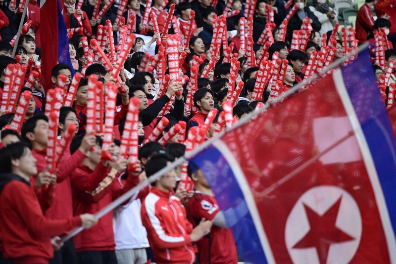 【日本－北朝鮮】試合前、盛り上がる北朝鮮サポーター＝国立競技場で2024年2月28日、藤井達也撮影