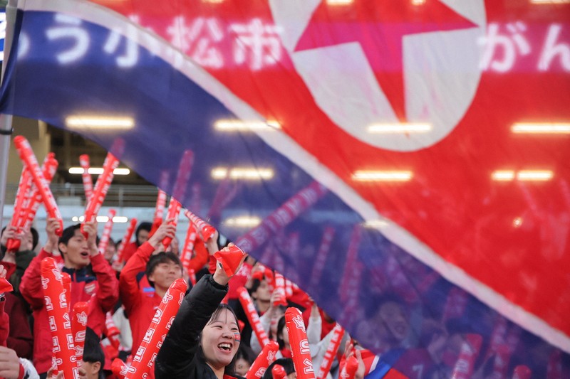 【日本－北朝鮮】北朝鮮の選手たちに声援を送る観客＝国立競技場で2024年2月28日、和田大典撮影
