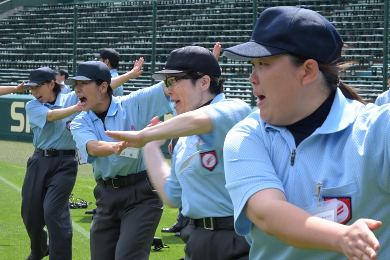 審判講習会で発声やジェスチャーの練習をする女性審判たち＝阪神甲子園球場で2026年5月4日、渡部直樹撮影