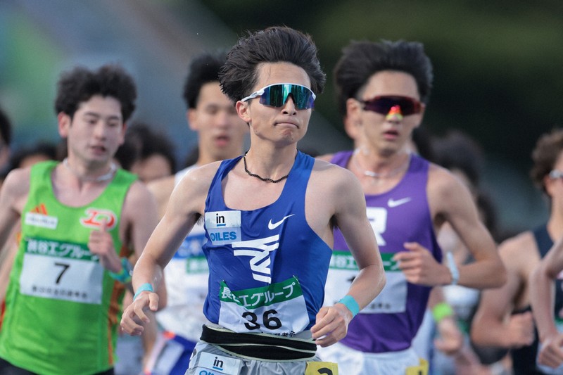 1組、力走する東海大の檜垣蒼＝レモンガススタジアム平塚で2026年5月4日、中川祐一撮影