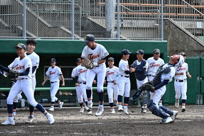 【大成－富雄南】準決勝で勝利して喜ぶ大成の選手たち＝大和郡山市矢田山町ならっきー球場で2026年5月4日午後2時12分、池尻真希撮影