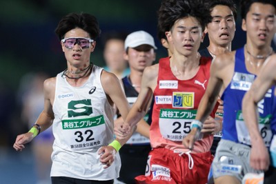 2組、力走する専大の安斎陸久（左端）＝レモンガススタジアム平塚で2026年5月4日、中川祐一撮影