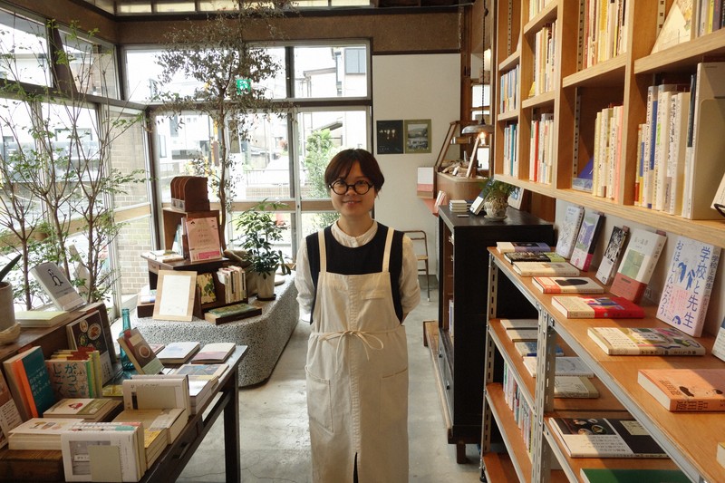 短大では栄養学を学んだ神岡紗緒さん。書店でモーニングも提供する＝埼玉県飯能市で4月27日午前9時57分、高橋昌紀撮影