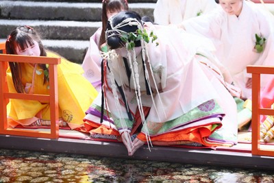 「御禊の儀」で御手洗池に手を浸して身を清める斎王代＝京都市左京区の下鴨神社で2026年5月4日午前10時55分、長澤凜太郎撮影