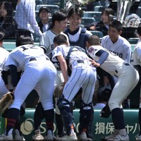 【西日本－東日本】ベンチ前で集合する西日本の選手たち＝阪神甲子園球場で2026年5月4日、渡部直樹撮影