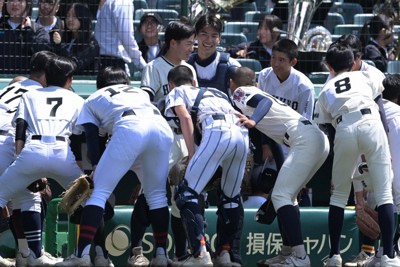 【西日本－東日本】ベンチ前で集合する西日本の選手たち＝阪神甲子園球場で2026年5月4日、渡部直樹撮影