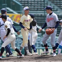 【西日本－東日本】各校それぞれのユニホームを着て守備に臨む東日本の選手たち＝阪神甲子園球場で2026年5月4日、渡部直樹撮影