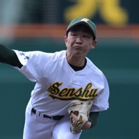 【西日本－東日本】力投する東日本の先発・宮森健太（専大北上）＝阪神甲子園球場で2026年5月4日、渡部直樹撮影