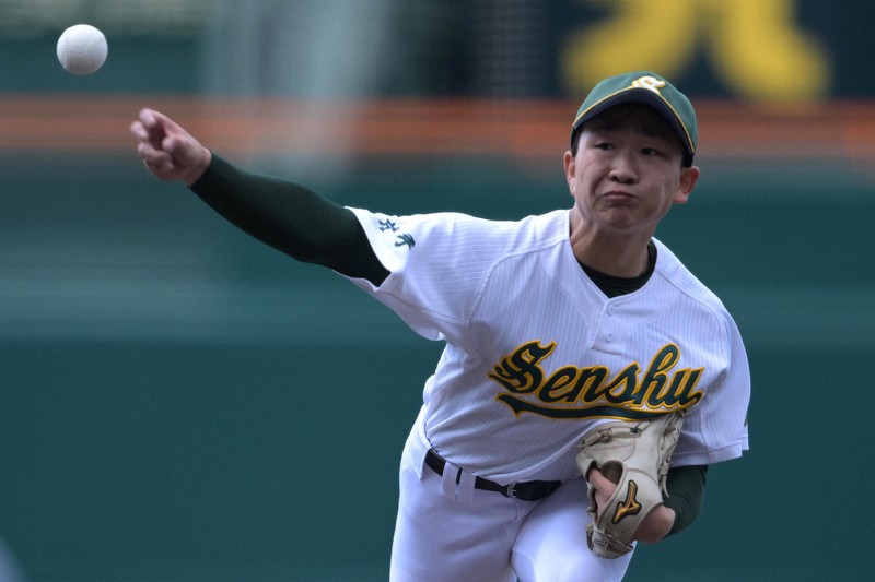 【西日本－東日本】力投する東日本の先発・宮森健太（専大北上）＝阪神甲子園球場で2026年5月4日、渡部直樹撮影