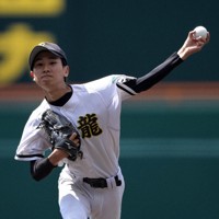 【西日本－東日本】力投する西日本の先発・小野颯太（東九州龍谷）＝阪神甲子園球場で2026年5月4日、渡部直樹撮影