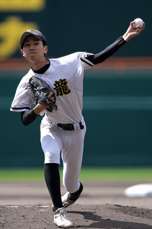 【西日本－東日本】力投する西日本の先発・小野颯太（東九州龍谷）＝阪神甲子園球場で2026年5月4日、渡部直樹撮影