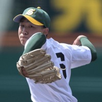 【西日本－東日本】力投する東日本の先発・宮森健太（専大北上）＝阪神甲子園球場で2026年5月4日、渡部直樹撮影