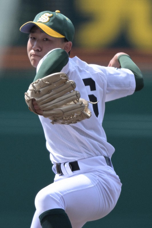 【西日本－東日本】力投する東日本の先発・宮森健太（専大北上）＝阪神甲子園球場で2026年5月4日、渡部直樹撮影