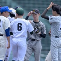 【西日本－東日本】二回表西日本2死満塁、マウンドに集まる東日本の選手たち＝阪神甲子園球場で2026年5月4日、渡部直樹撮影