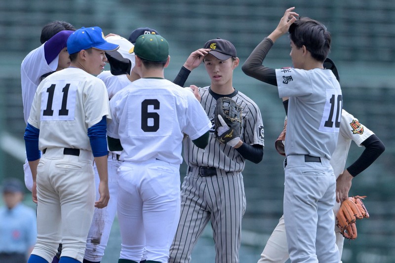 【西日本－東日本】二回表西日本2死満塁、マウンドに集まる東日本の選手たち＝阪神甲子園球場で2026年5月4日、渡部直樹撮影