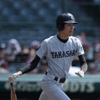 【西日本－東日本】二回裏東日本2死満塁、小林拓仁（高崎）が2点適時打を放つ＝阪神甲子園球場で2026年5月4日、渡部直樹撮影