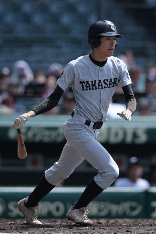 【西日本－東日本】二回裏東日本2死満塁、小林拓仁（高崎）が2点適時打を放つ＝阪神甲子園球場で2026年5月4日、渡部直樹撮影