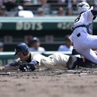 【西日本－東日本】二回裏東日本2死満塁、小林拓仁（高崎）の2点適時打で生還した二塁走者・藤井大虎（武相）＝阪神甲子園球場で2026年5月4日、渡部直樹撮影