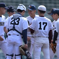 【西日本－東日本】二回裏東日本1死満塁、マウンドに集まる西日本の選手たち＝阪神甲子園球場で2026年5月4日、渡部直樹撮影