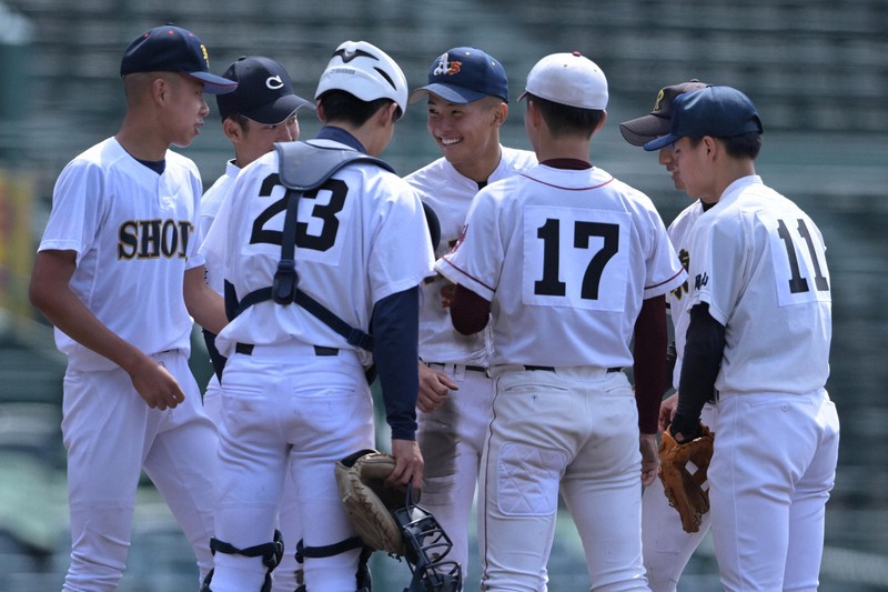 【西日本－東日本】二回裏東日本1死満塁、マウンドに集まる西日本の選手たち＝阪神甲子園球場で2026年5月4日、渡部直樹撮影