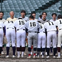 【西日本－東日本】引き分けとなり互いに一礼する両チームの選手たち＝阪神甲子園球場で2026年5月4日、渡部直樹撮影