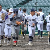 【西日本－東日本】引き分けとなり引き上げる西日本の選手たち＝阪神甲子園球場で2026年5月4日、渡部直樹撮影