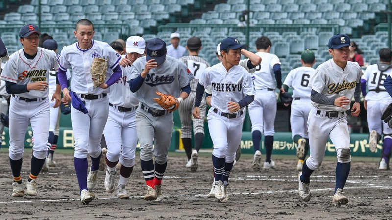 【西日本－東日本】引き分けとなり引き上げる西日本の選手たち＝阪神甲子園球場で2026年5月4日、渡部直樹撮影