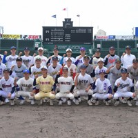 【西日本－東日本】試合を終え記念撮影に応じる東日本の選手たち＝阪神甲子園球場で2026年5月4日、渡部直樹撮影