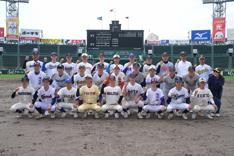 【西日本－東日本】試合を終え記念撮影に応じる東日本の選手たち＝阪神甲子園球場で2026年5月4日、渡部直樹撮影